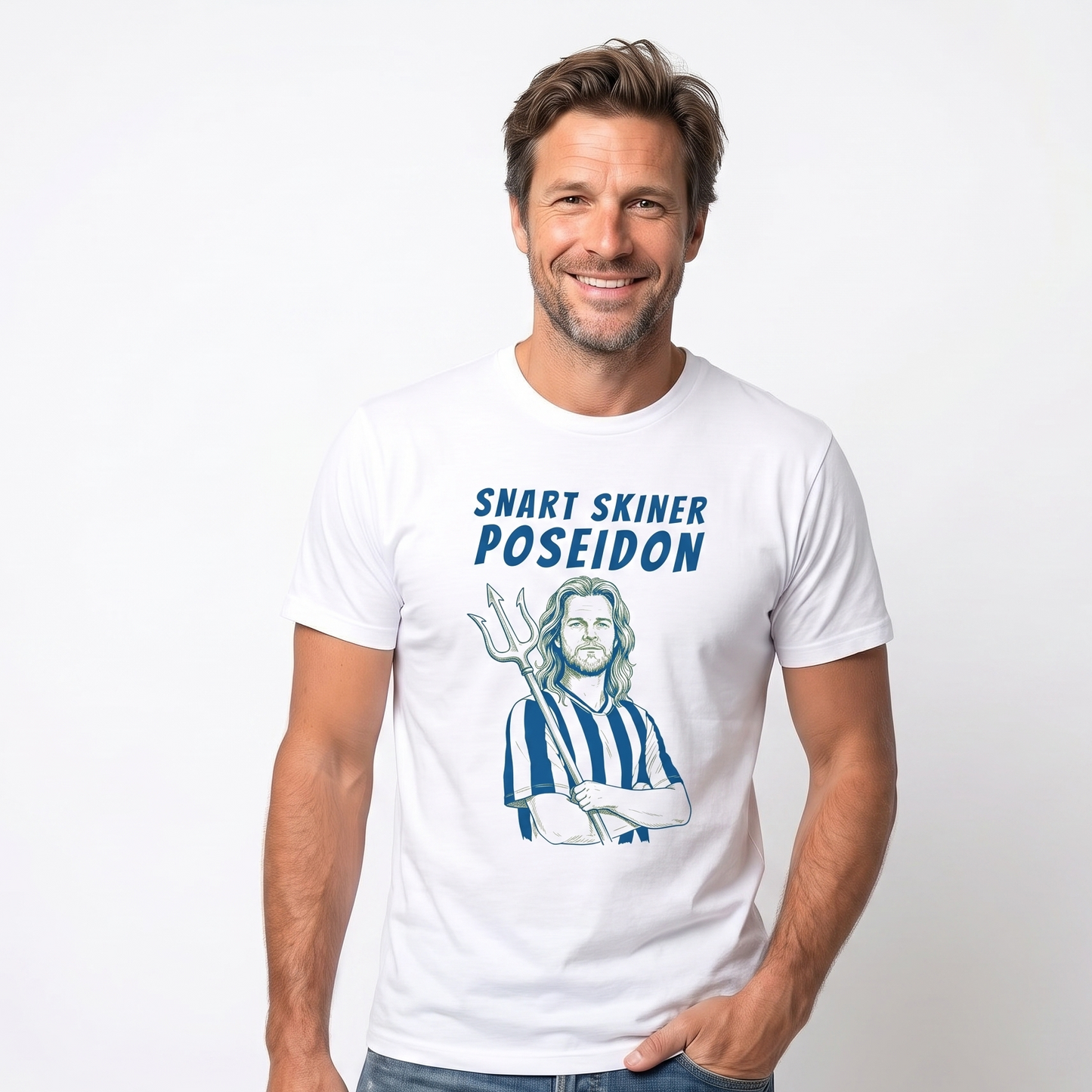 Snart skiner Poseidon | August Erlingmark Göteborg | Rolig Fotboll T-shirt Lirare Wear