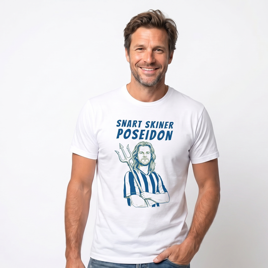 Snart skiner Poseidon | August Erlingmark Göteborg | Rolig Fotboll T-shirt Lirare Wear